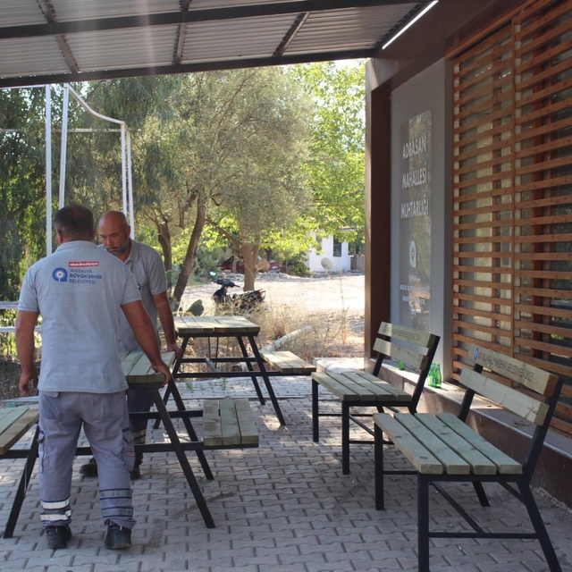 Kumluca'da mahallelere bank ve ormancı masası dağıtıldı