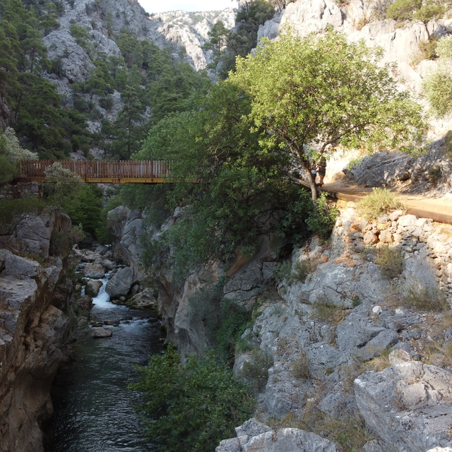 Isparta'daki Yazılı Kanyon doğayla baş başa kalmak isteyen ziyaretçilerini...