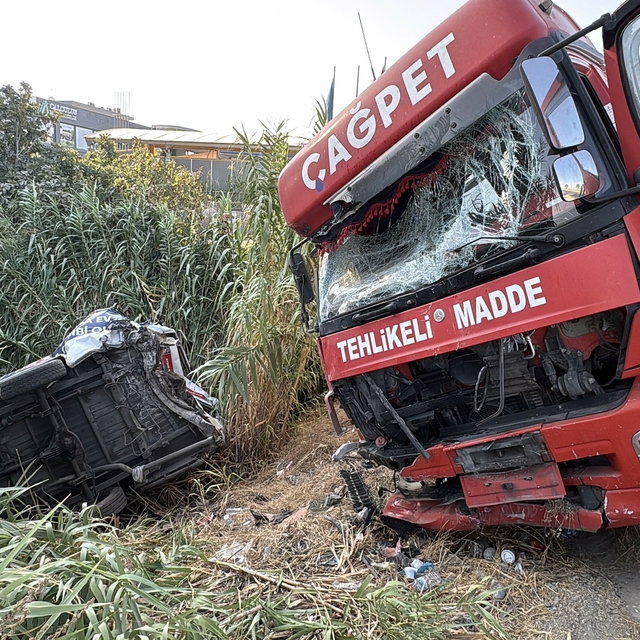 Aydın'da yakıt tankeri, yolcu minibüsüne çarptı: 3 yaralı