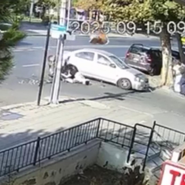 Otomobil ile çarpışan motosiklette 2 kişi yaralandı; kaza kamerada