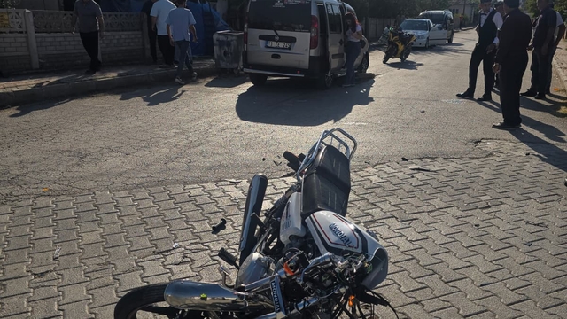 Afyonkarahisar'da hafif ticari araçla çarpışan motosikletin sürücüsü öldü