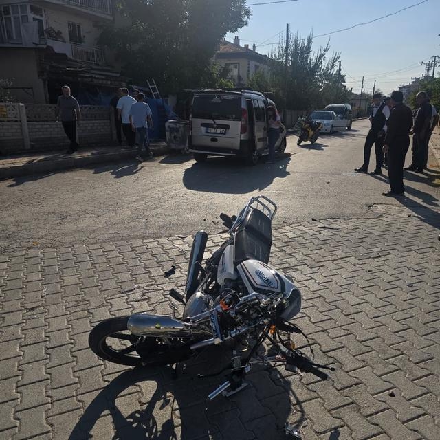 Afyonkarahisar'da hafif ticari araçla çarpışan motosikletin sürücüsü öldü