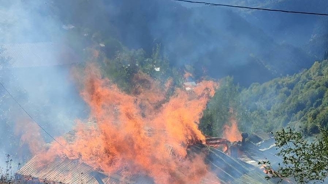 Artvin'de tek katlı ev yangında küle döndü
