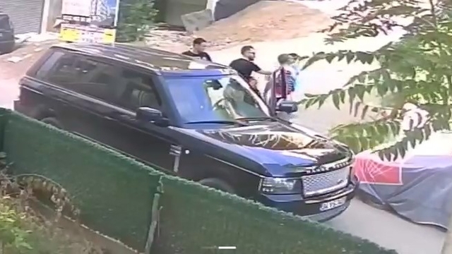 Çocuklarının gözü önünde babaya tokat atan cip sürücüsüne mahalleliden tepki