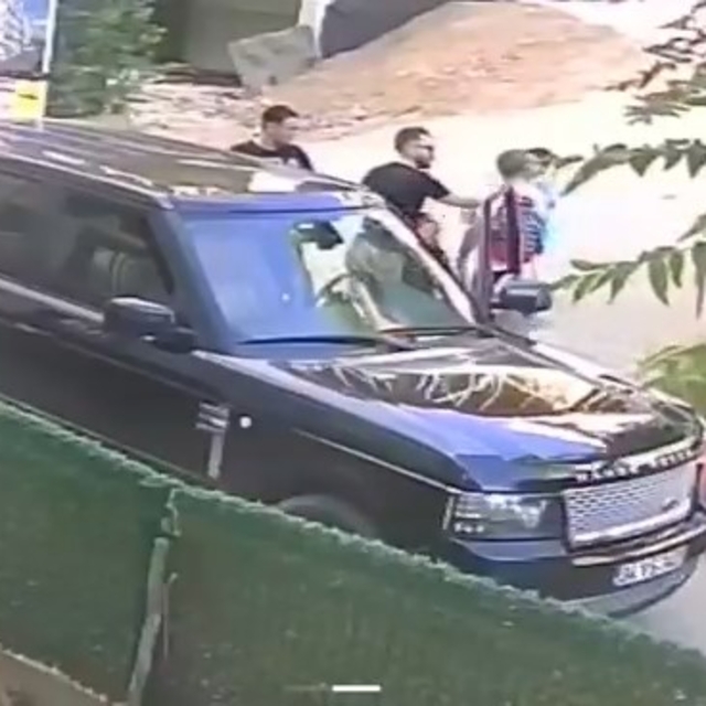 Çocuklarının gözü önünde babaya tokat atan cip sürücüsüne mahalleliden tepk...