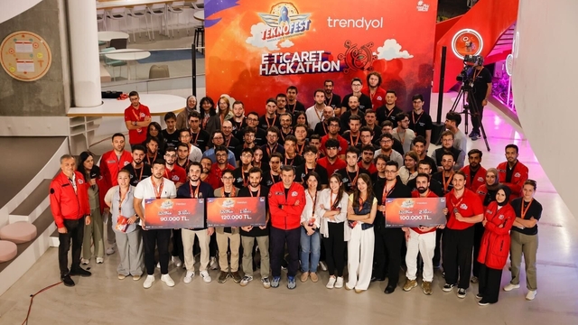 Selçuk Bayraktar, Trendyol E-Ticaret Hackathonu Ödül Töreni'ne katıldı