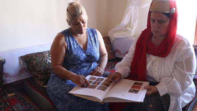 Ata yadigarı köyünün kerpiç evlerini yurt dışında tanıtıyor