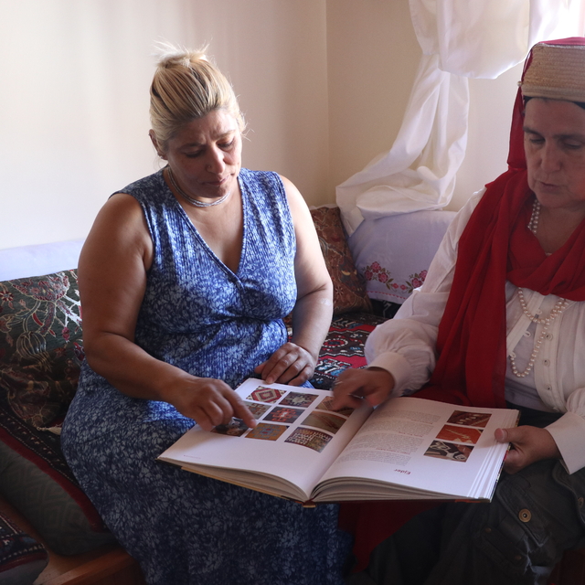 Ata yadigarı köyünün kerpiç evlerini yurt dışında tanıtıyor