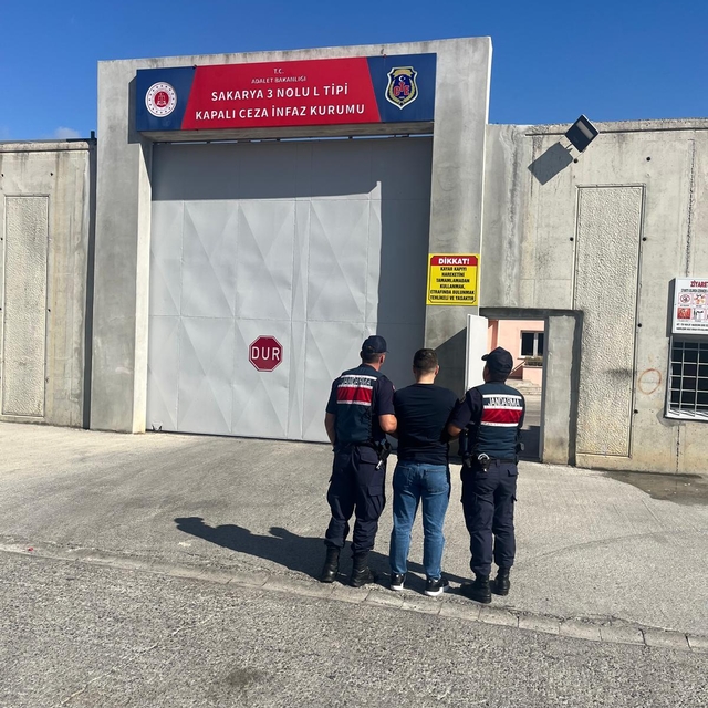 Sakarya'da kesinleşmiş hapis cezası bulunan 2 firari hükümlü ile 1 zanlı tu...