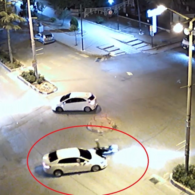 Motosiklete çarpan otomobilin sürücüsünün kaçtığı kaza kamerada