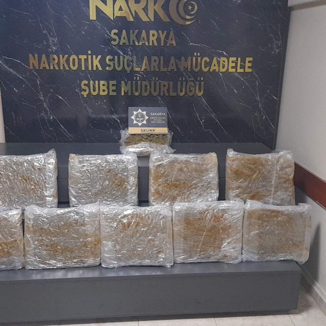 Anadolu Otoyolu'nda uyuşturucu ele geçirilen araçlardaki 5 şüpheli tutuklan...