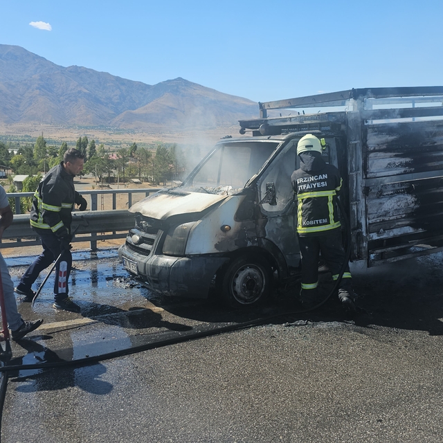 Erzincan'da seyir halinde alev alan kamyoneti itfaiye ekipleri söndürdü