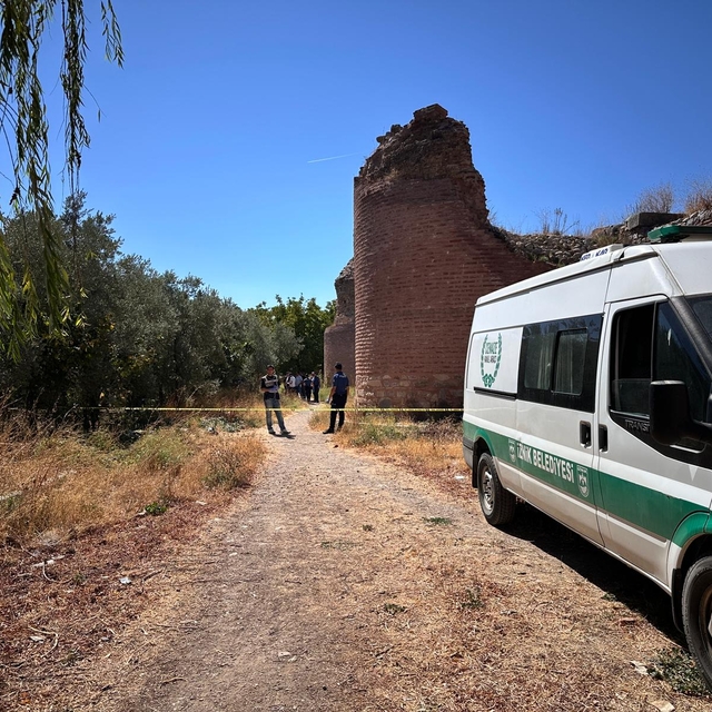 İznik'te tarihi surların dibinde erkek cesedi bulundu