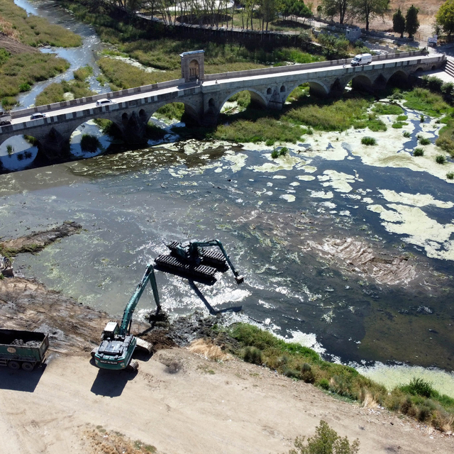Edirne'de kuraklık nedeniyle otla kaplanan Tunca Nehri temizleniyor