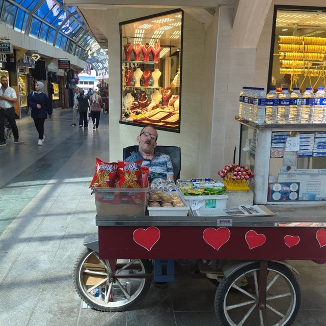 Bursa'da parası ve eşyaları çalınan engelli seyyar satıcının zararını beled...