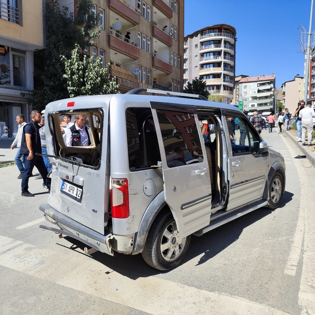 Freni boşalan çekici, 5 araca çarptı; 3 yaralı