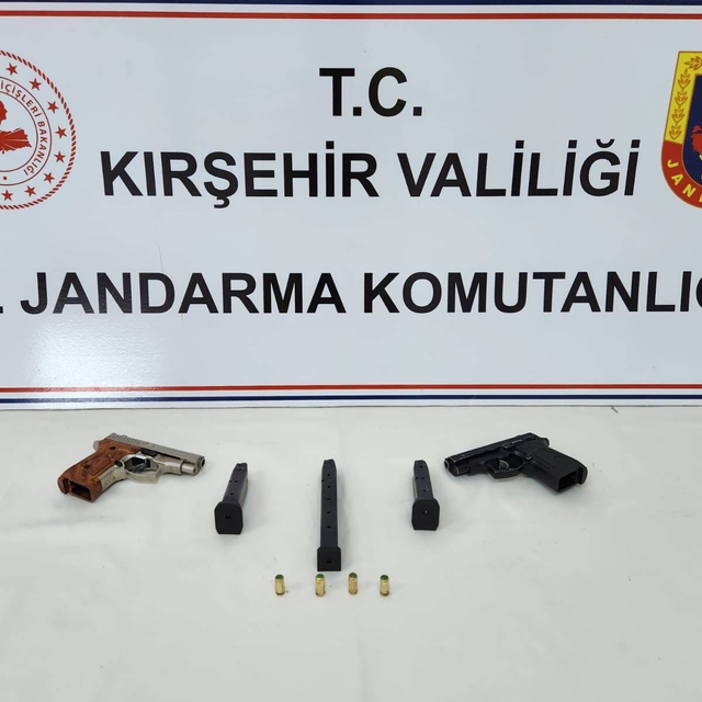 Kırşehir'de ruhsatsız tabanca taşıyan 2 şüpheliye idari para cezası