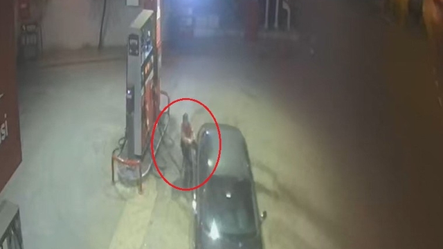 Yakıt doldurduğu otomobil aniden ilerleyince pompayı çekip, aracı durdurdu; o anlar kamerada