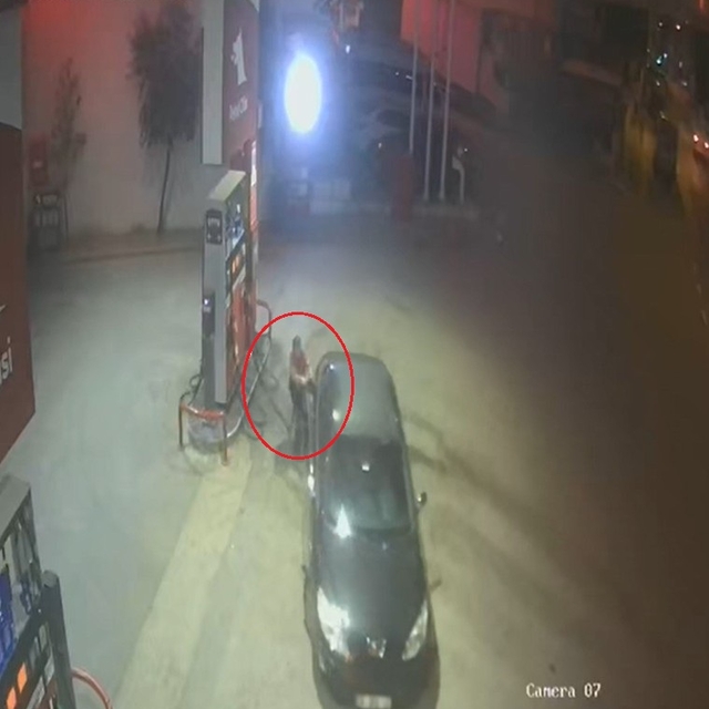 Yakıt doldurduğu otomobil aniden ilerleyince pompayı çekip, aracı durdurdu;...