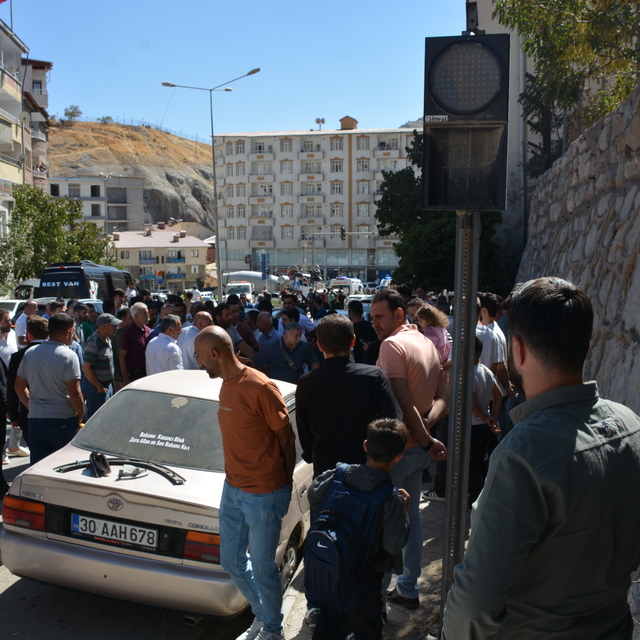 Hakkari'de freni boşalan çekici, 6 araca çarptı