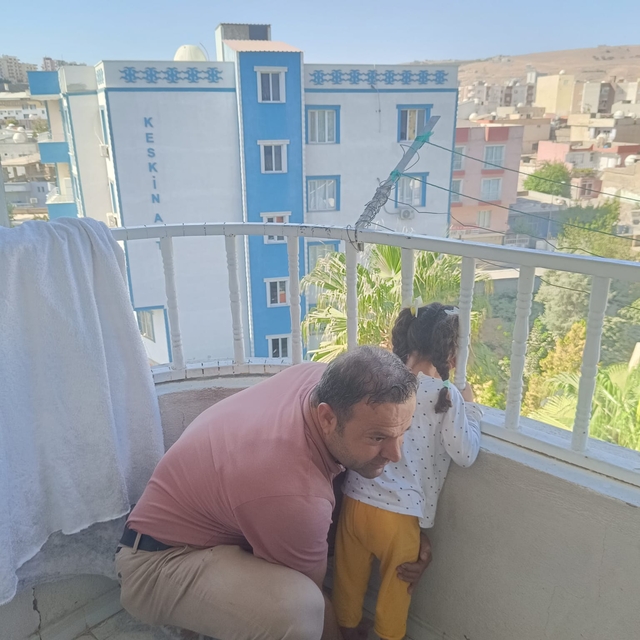 Şırnak'ta kafası demir korkuluğa sıkışan çocuğu itfaiye kurtardı