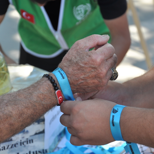 Kütahya'da Küresel Sumud Filosu'na "mavi kurdeleli" destek etkinliği yapıld...