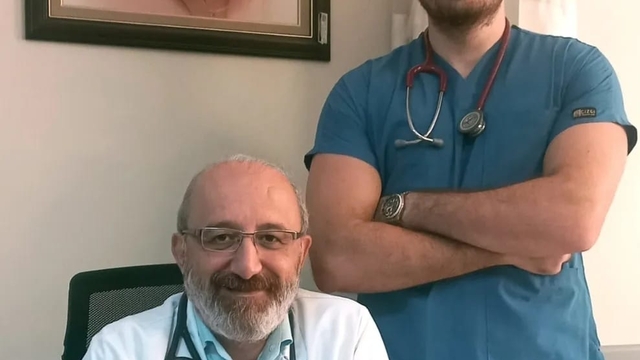 Doktor baba-oğul aynı hastanede hizmet veriyor