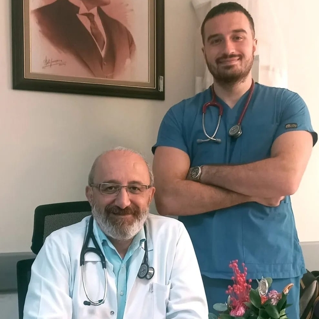 Doktor baba-oğul aynı hastanede hizmet veriyor