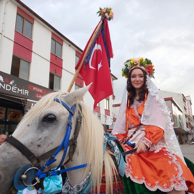 Kale'de genç çift, geleneksel köy düğünüyle dünyaevine girdi