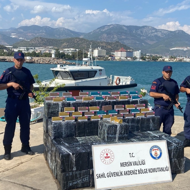 Mersin açıklarında 28 bin 500 paket tütün çubuğu ele geçirildi