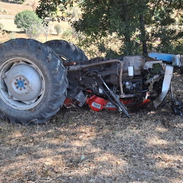 Tokat'ta devrilen traktörün sürücüsü hayatını kaybetti
