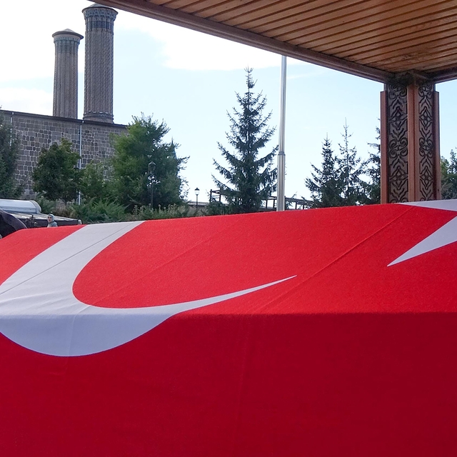 Aort damarı yırtılan trafik polisi, son yolculuğuna uğurlandı