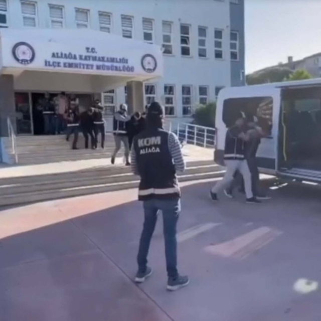 İzmir'in 3 ilçesinde eş zamanlı operasyon; otomobilin gizli bölmesinden tab...