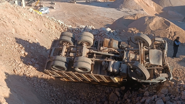 Bursa'da hafriyat yüklü kamyon devrildi, 1 yaralı