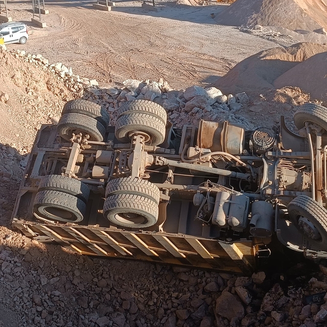 Bursa'da hafriyat yüklü kamyon devrildi, 1 yaralı