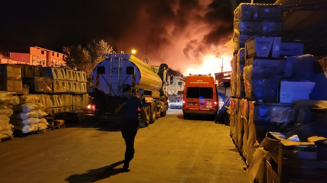 Samsun'da kereste fabrikasında çıkan yangına müdahale ediliyor