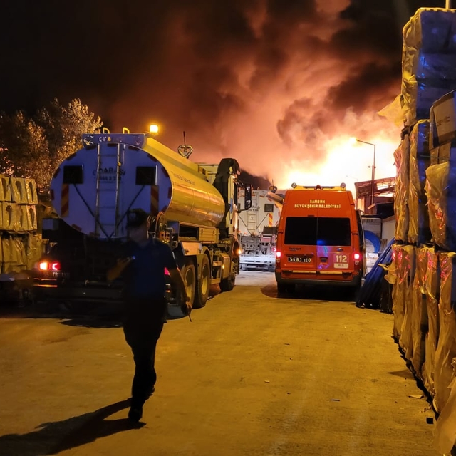 Samsun'da kereste fabrikasında çıkan yangına müdahale ediliyor