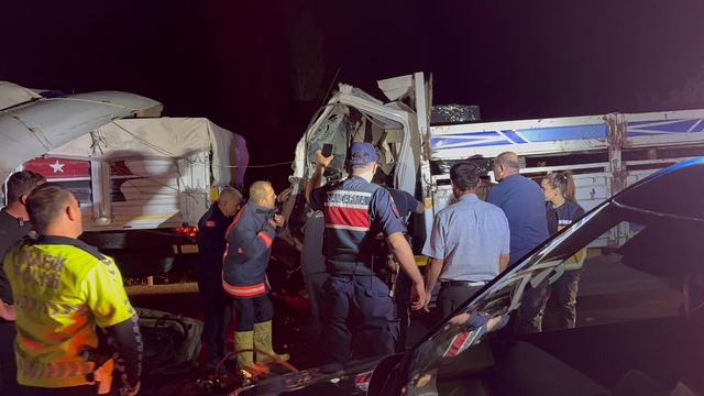 Çorum'da tır ile kamyonun çarpışması sonucu 1 kişi yaralandı