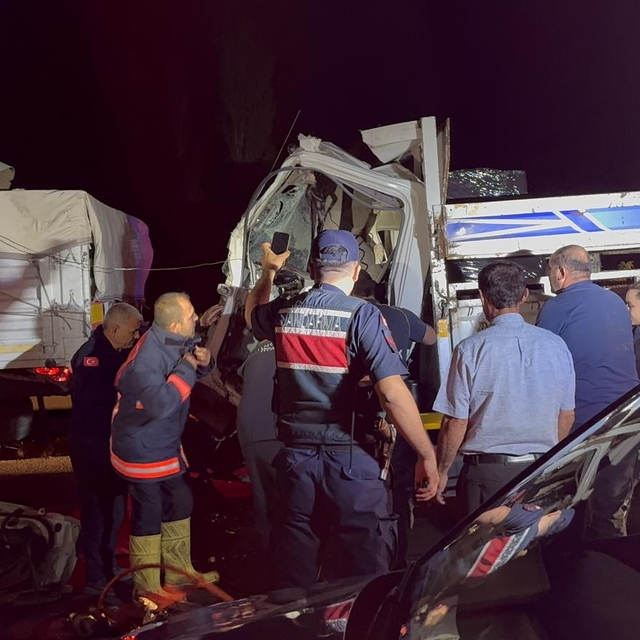 Çorum'da tır ile kamyonun çarpışması sonucu 1 kişi yaralandı