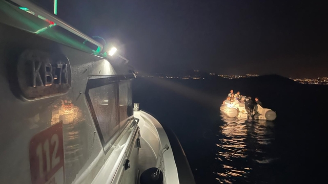 Bodrum açıklarında sürüklenen bottaki 20 düzensiz göçmen kurtarıldı