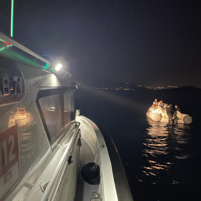 Bodrum açıklarında sürüklenen bottaki 20 düzensiz göçmen kurtarıldı