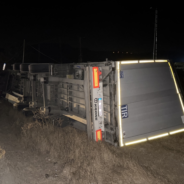 Sakarya'da devrilen tırın sürücüsü yaralandı