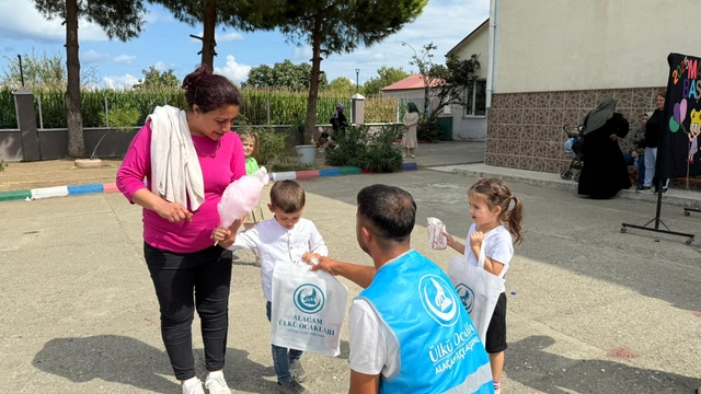 Alaçam'da anaokulu öğrencilerine kırtasiye yardımı
