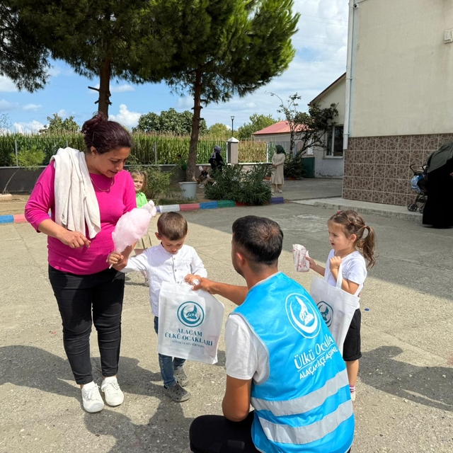 Alaçam'da anaokulu öğrencilerine kırtasiye yardımı