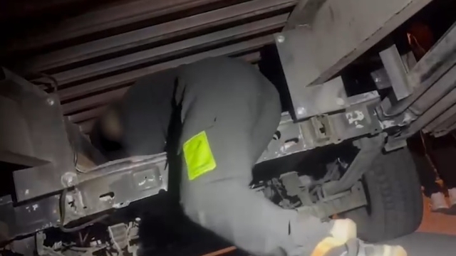 Çekicinin gizli bölmesinde 2 kaçak göçmen yakalandı