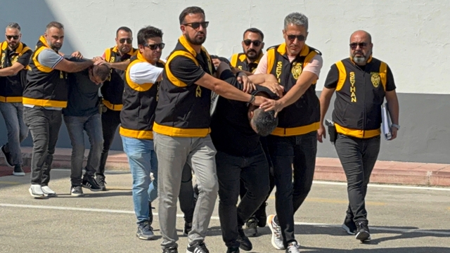 Adana'da otoparka silahlı saldırı girişimi güvenlik kamerasında