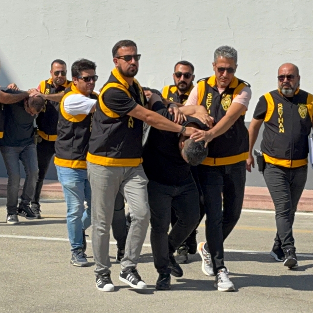 Adana'da otoparka silahlı saldırı girişimi güvenlik kamerasında