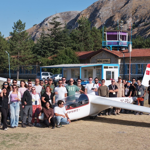 Hava fotoğrafçıları planör uçuşları ve paraşüt atlayışlarıyla gökyüzüyle bu...