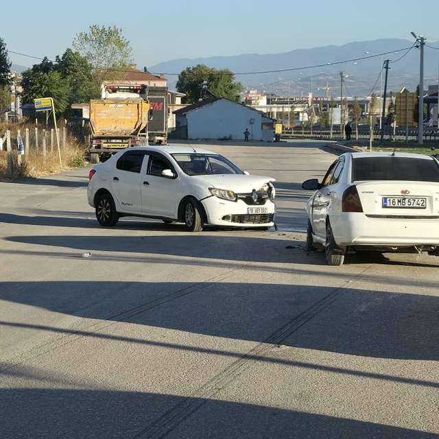 İnegöl'deki trafik kazasında 4 kişi yaralandı
