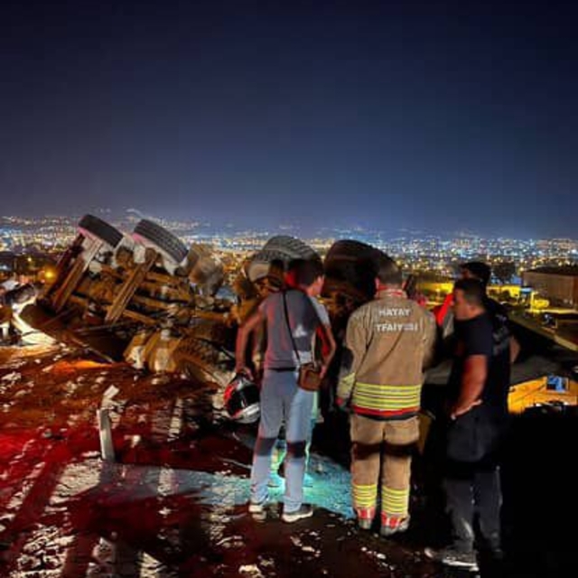 Hatay'da devrilen hafriyat kamyonunun sürücüsü öldü